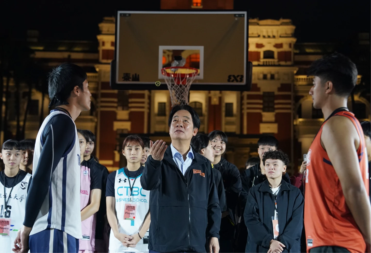 總統賴清德為比賽擲幣開球。運動部提供