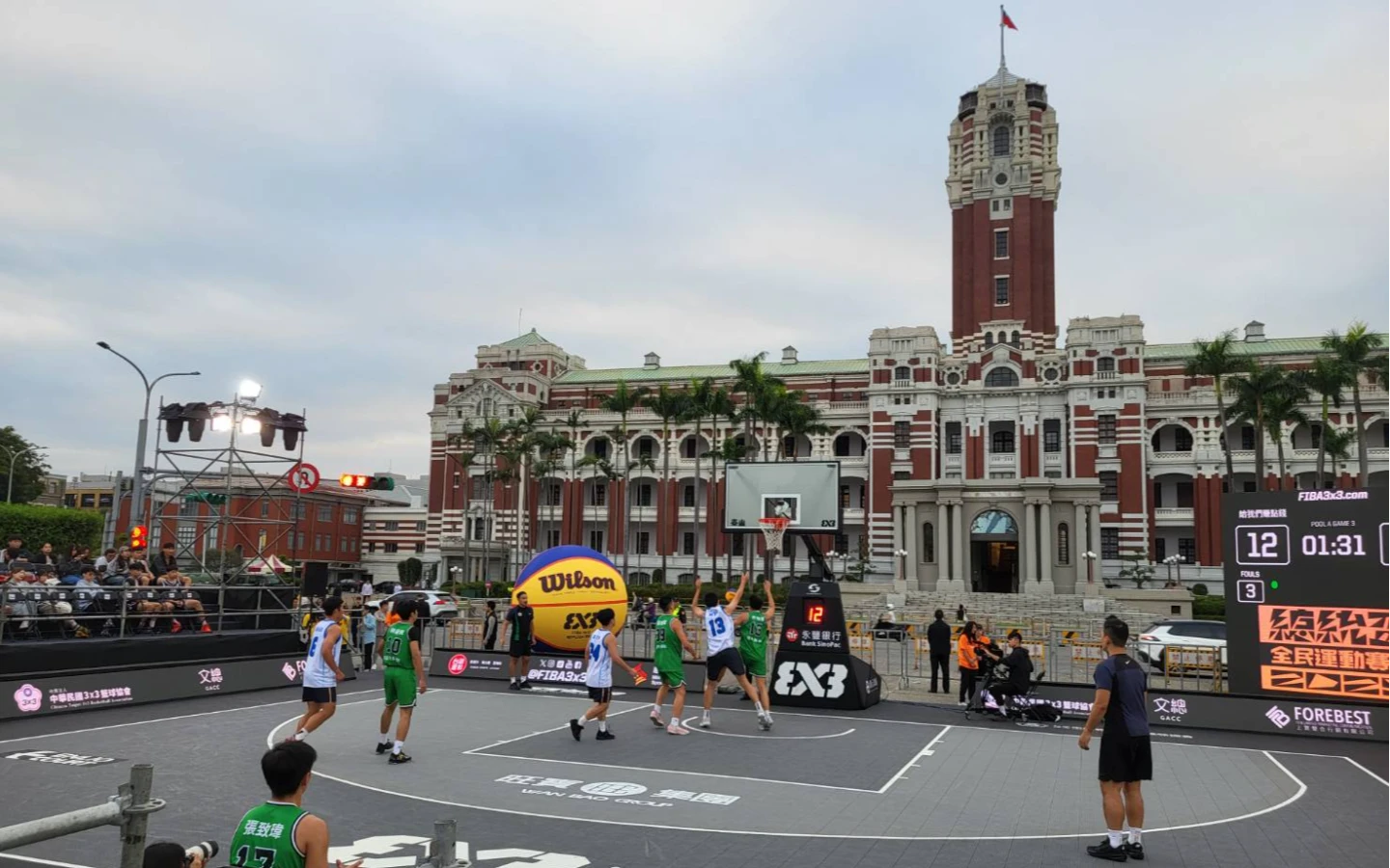 破天荒總統府前打籃球!李洋部長敲碗下次打羽球 總統給足面子:你說了算