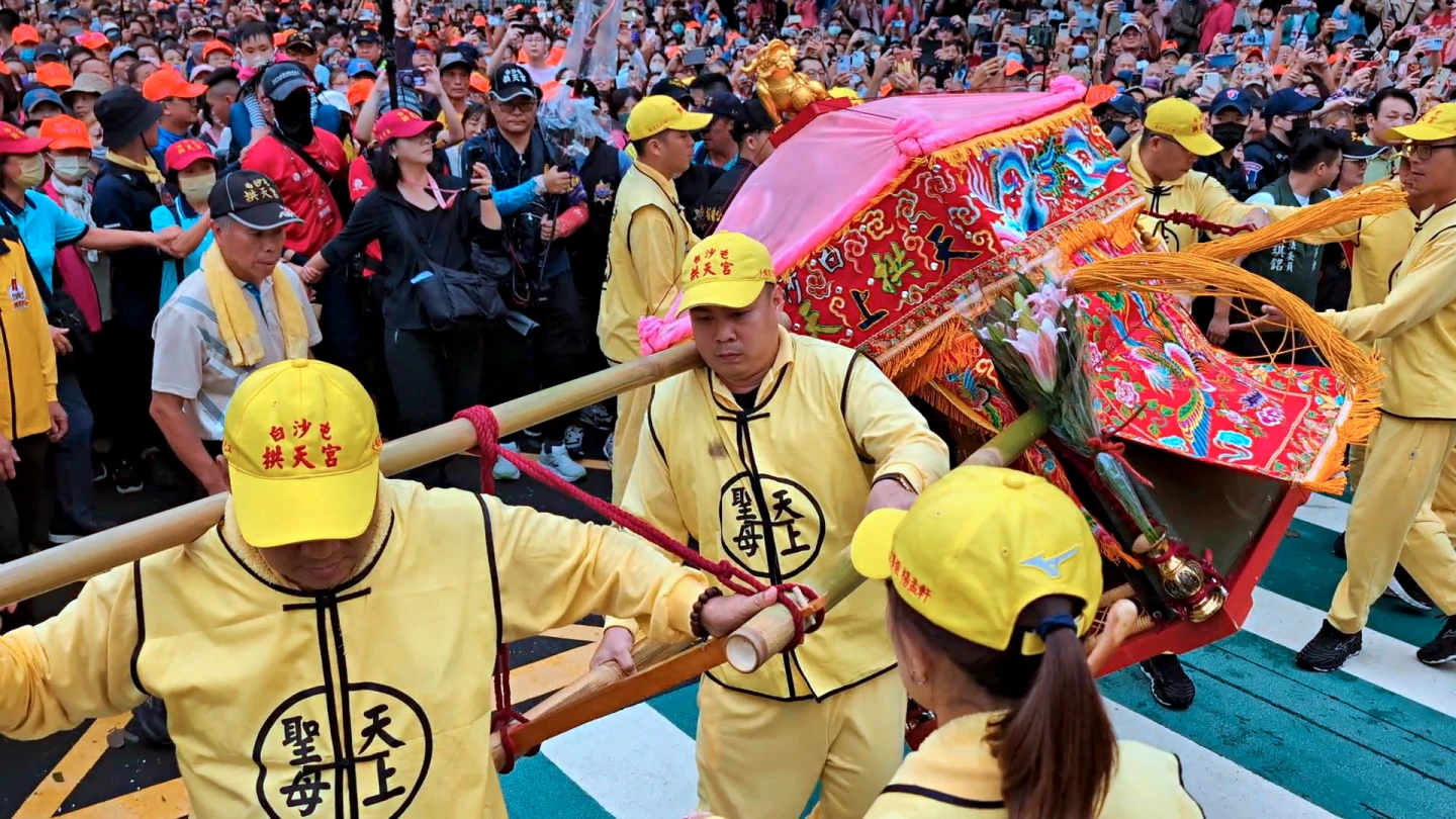 有片|粉紅超跑來了!白沙屯媽祖贊境新北 板橋民眾齊聚「鑽轎腳」