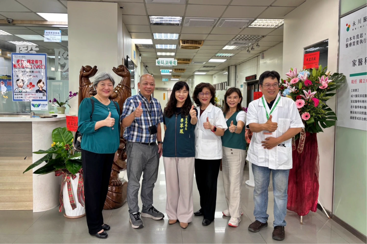 南市衛生局長李翠鳳前往永川醫院致謝。衛生局提供