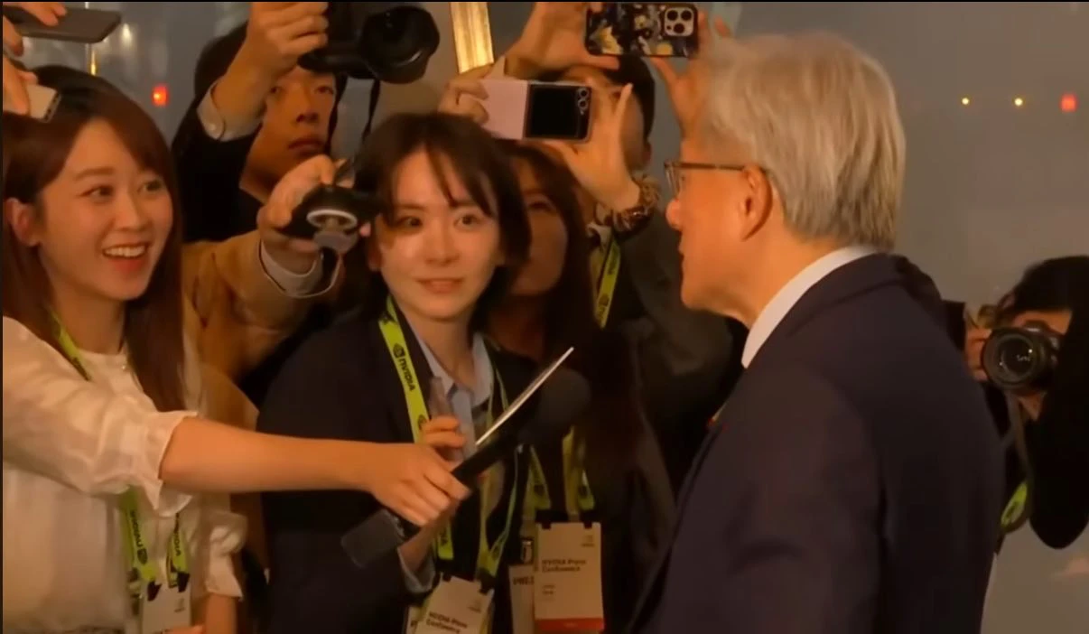 31日黃仁勳(右)南韓APEC演說後,回答台灣財經主播楊智捷(左)提問。取自FB@楊智捷