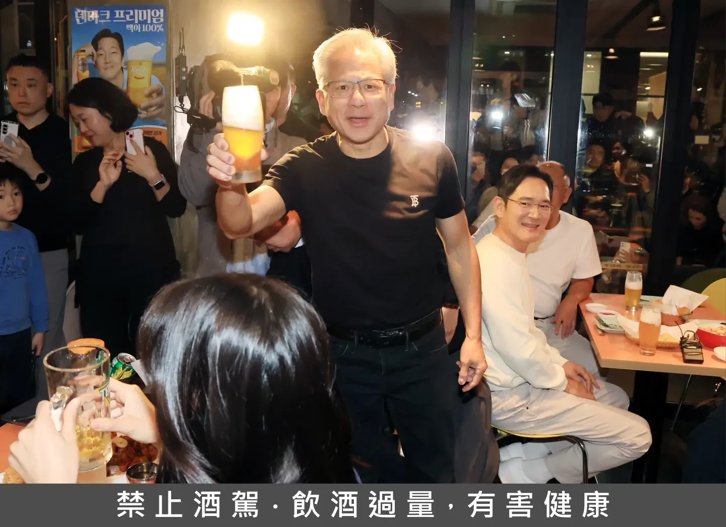 黃仁勳10月30日在南韓首爾一家炸雞店與李在鎔、鄭義宣共進晚餐,期間舉杯致意。法新社