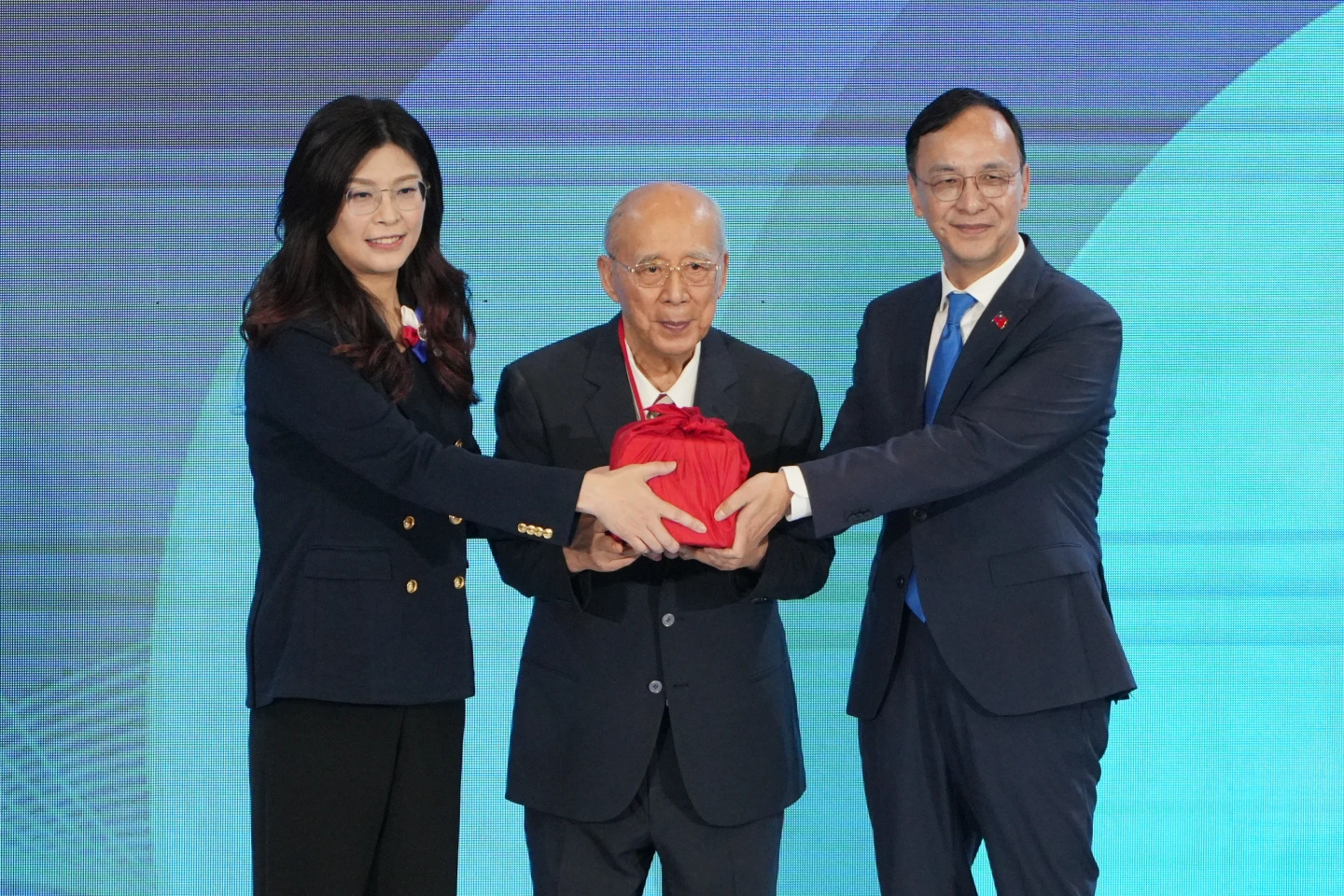 鄭麗文從朱立倫手中接下印信,正式成為國民黨主席。陳卓邦攝