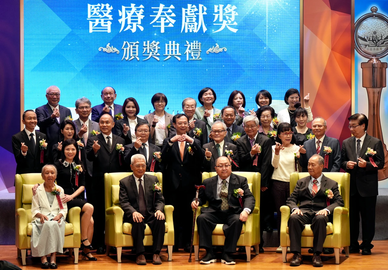 衛福部長石崇良與第35屆醫療奉獻獎得主。梁建裕攝