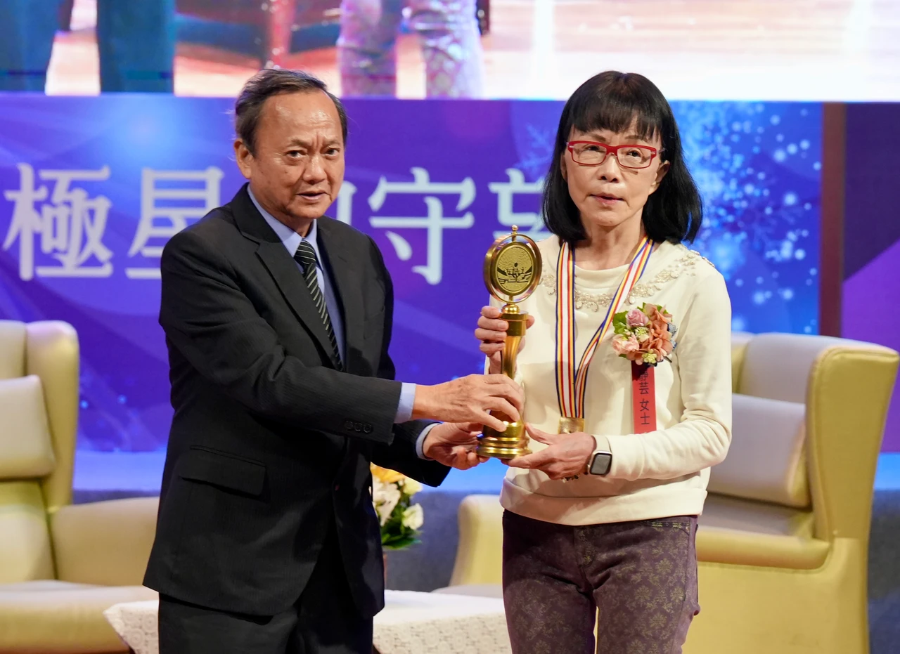 醫療奉獻獎評審委員會主委葉金川(左)頒發特殊貢獻獎給林芳郁,由妻子林靜芸代領。梁建裕攝