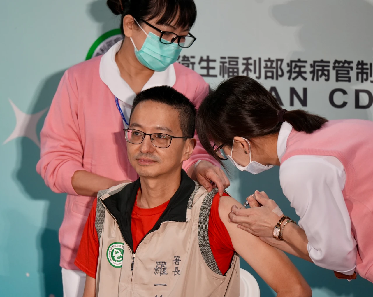 疾管署署長羅一鈞澄清,同時施打2種疫苗不會增加副作用。梁建裕攝