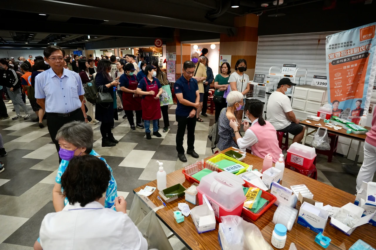 疾管署今年持續攜手全臺約120家全聯及大全聯門市設置疫苗接種站。梁建裕攝