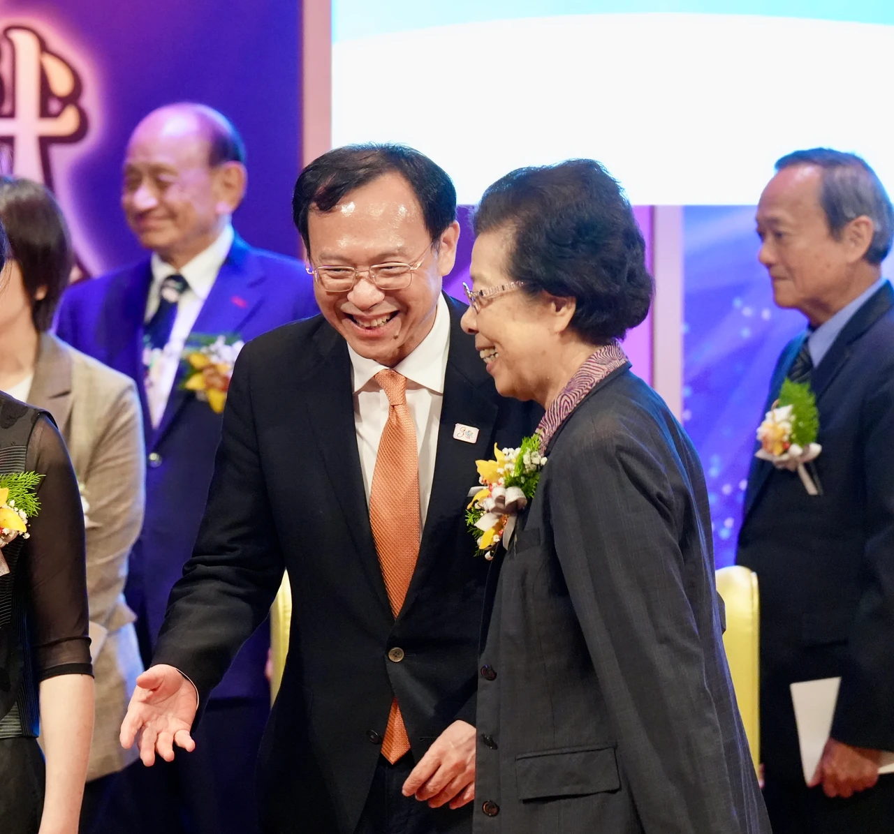 衛福部長石崇良(右3)與前衛生署長張博雅(右2)出席醫療奉獻獎頒獎典禮。梁建裕攝