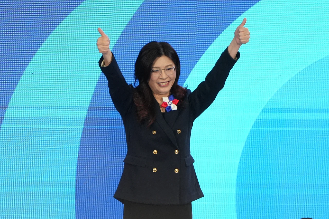 鄭麗文被罵找「老藍男」不忍了！急找2帥1美當發言人　平均年齡曝光