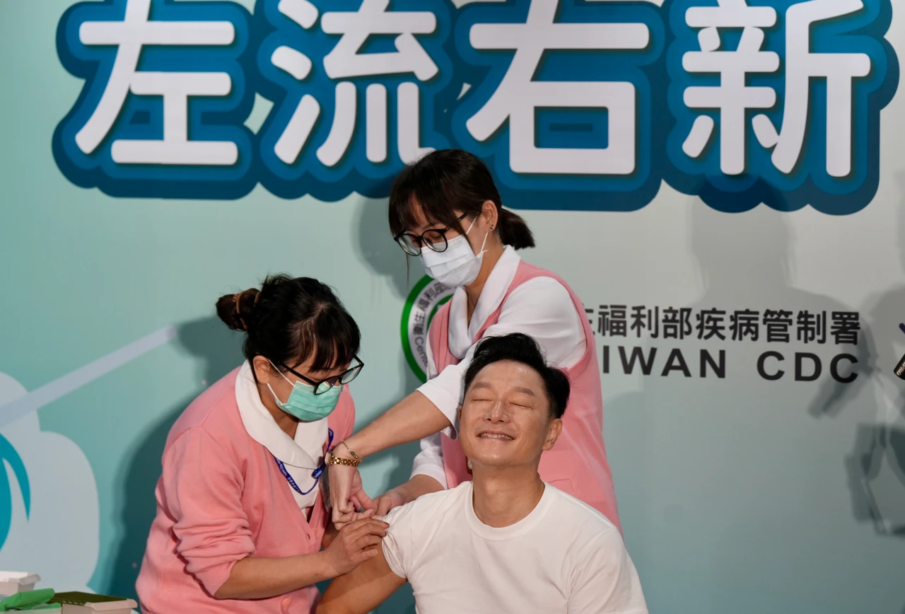 「左流右新」第2階段開打!謝祖武自爆疫苗控 保險箱放這張卡