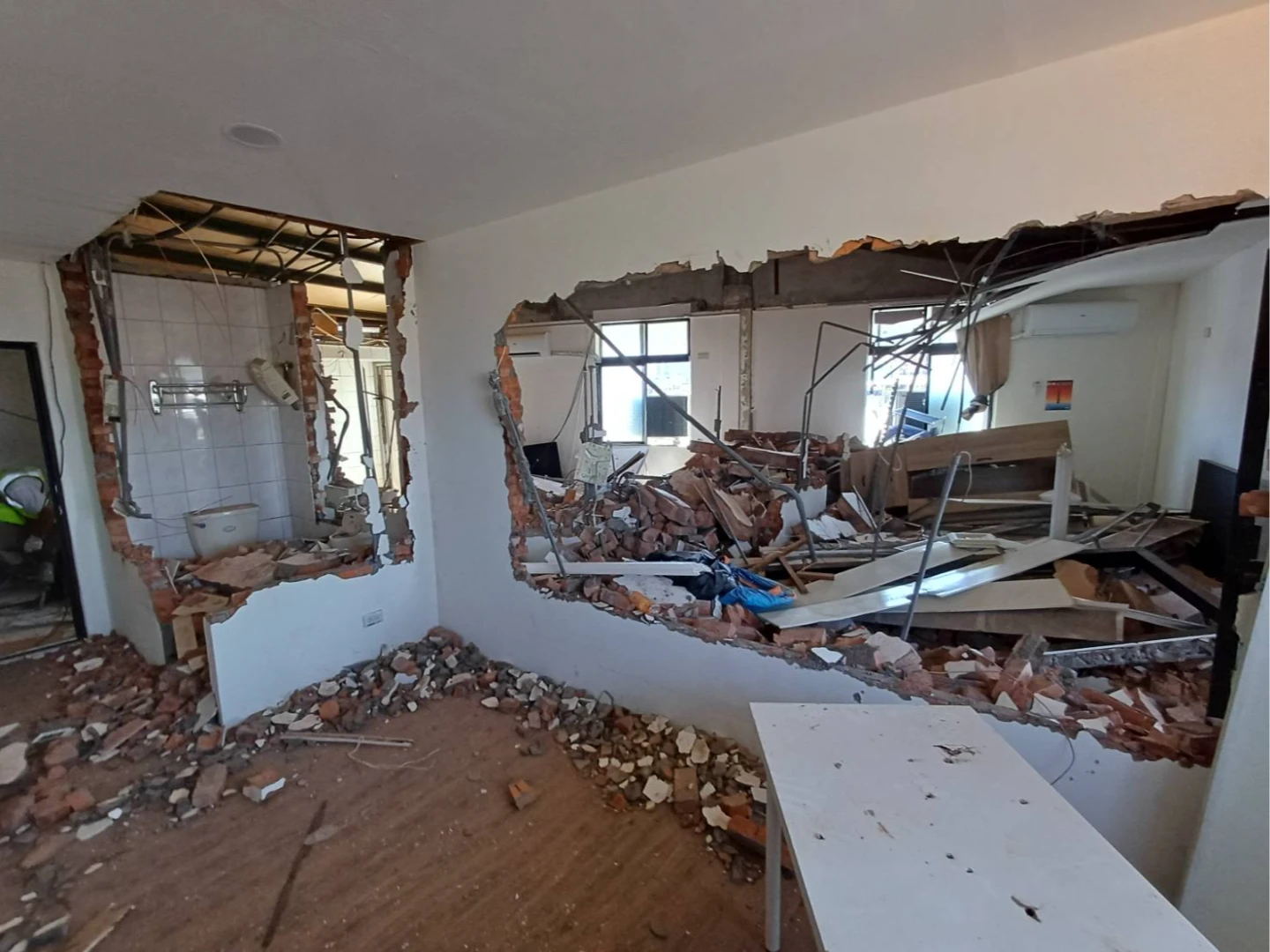 屋主違建一經檢舉強拆,屋主須負擔拆除費用。新北市拆除大隊提供