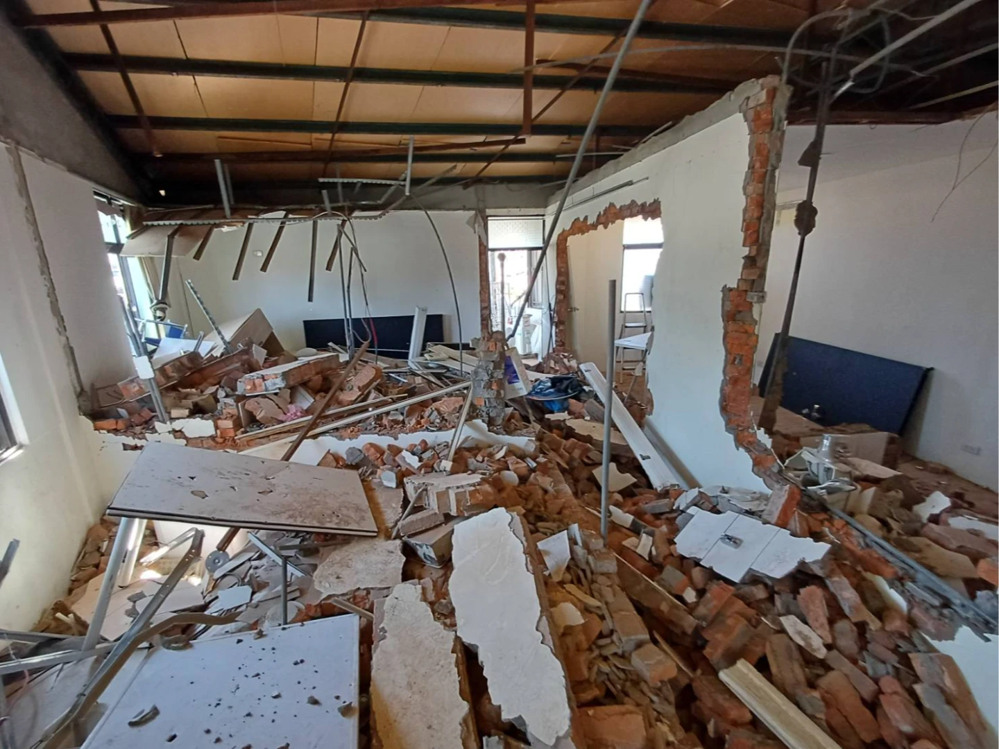 今年初至9月底,市府已拆除300件違建個案。新北市拆除大隊提供