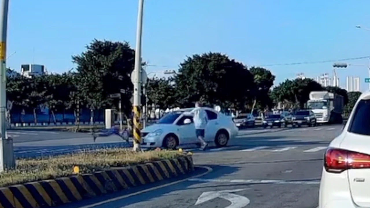 遭撞女子慘噴飛墜地。取自Threads@wei084