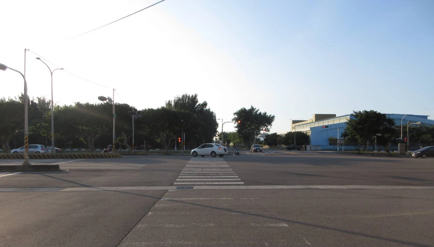 肇事車輛在現場等待處置。讀者提供