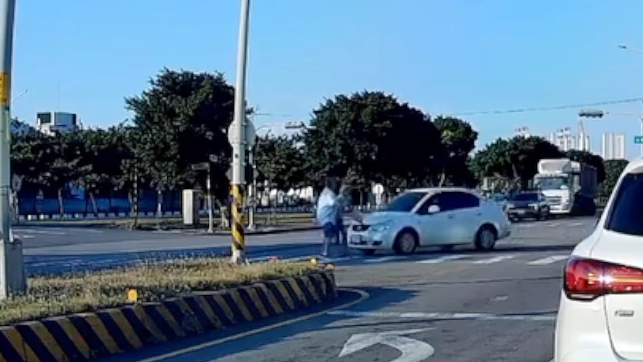 女子遭撞前一秒,擠開(推開)丈夫。取自Threads@wei084