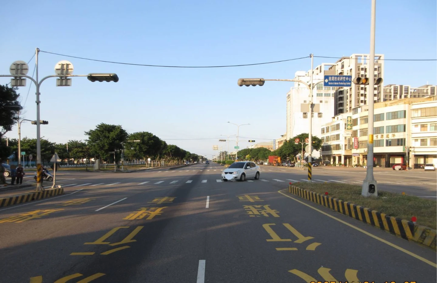 車禍撞擊地點就位在斑馬線上。讀者提供