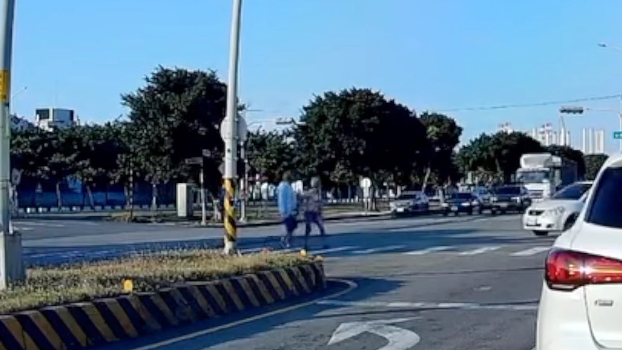 車禍發生前,這對夫妻走在行人穿越道上,完全沒料到接著飛來橫禍。取自Threads@wei084