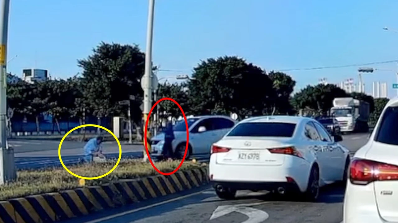 男子跪地查看妻子傷勢(藍圈處),轎車駕駛(紅圈處)下車趨前了解狀況。