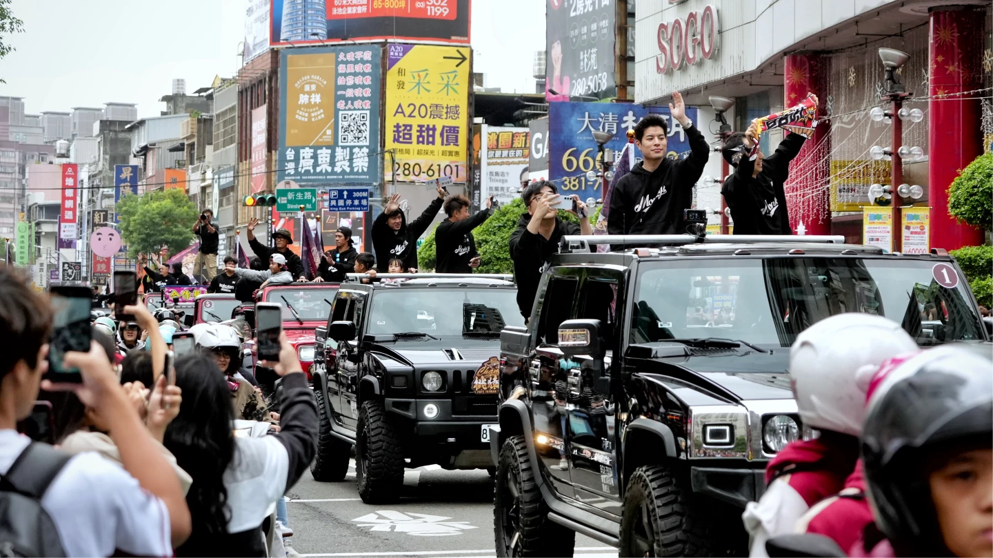 樂天桃猿2日舉行封王遊行。林林攝