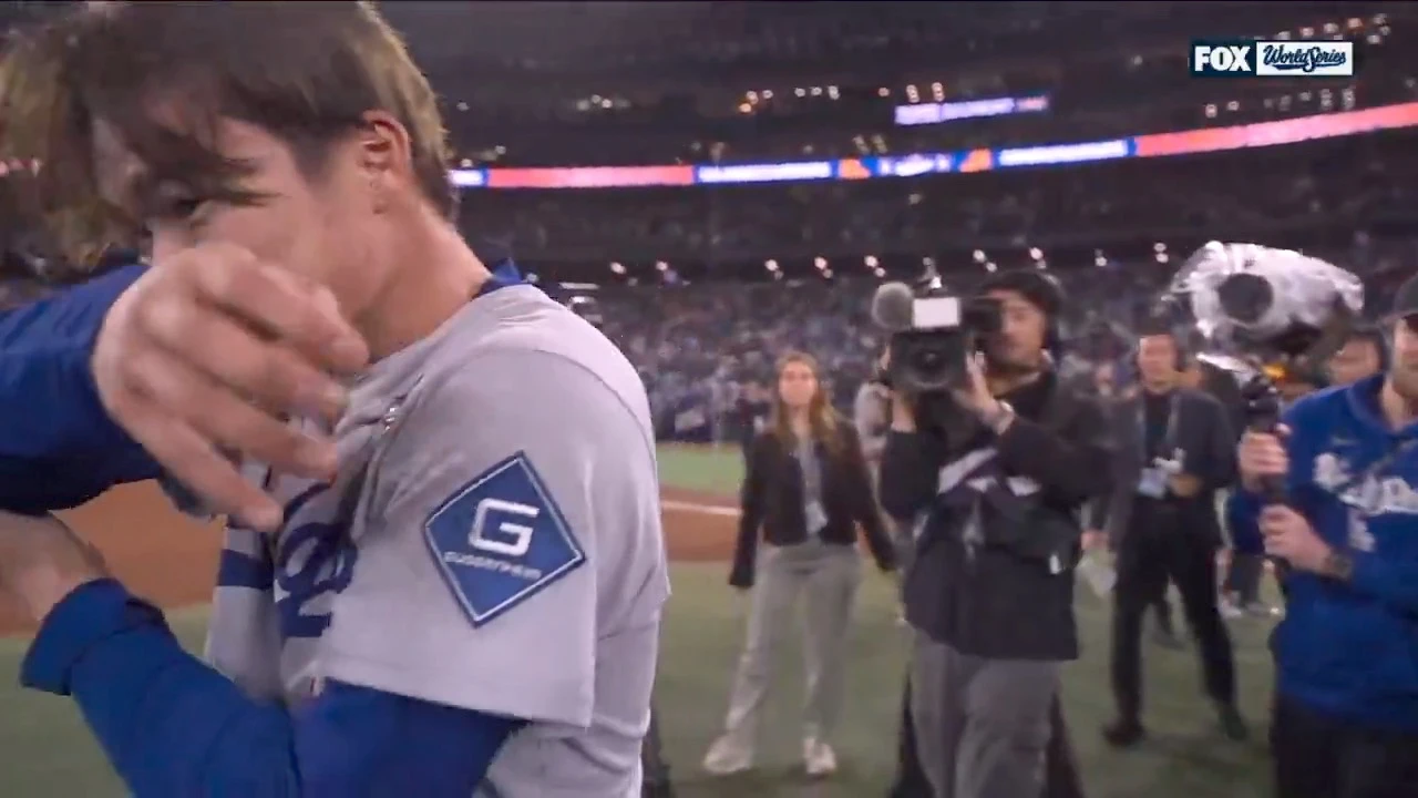 山本由伸擦拭臉上感動落淚。取自MLB官方社群X帳號