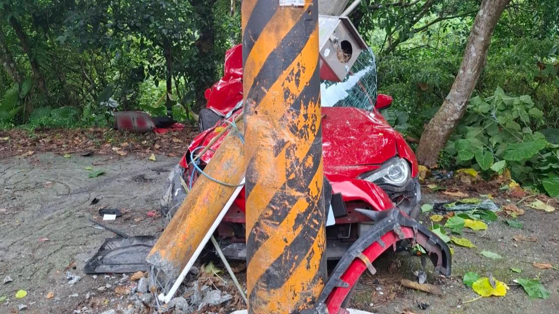 TOYOTA跑車石碇跑山！過彎失控自撞電桿　車身全毀駕駛傷重送醫