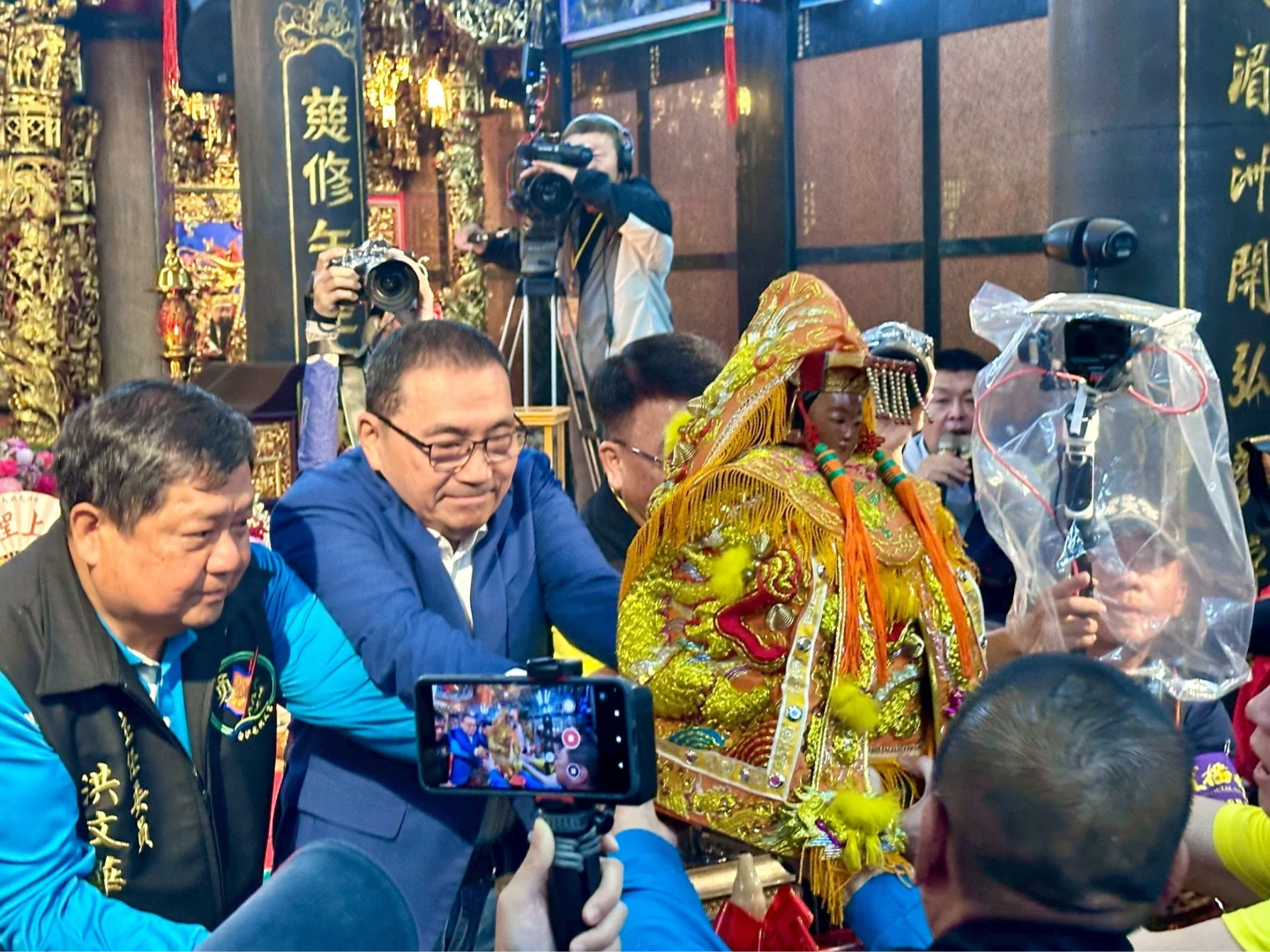 新北市長侯友宜今天出席「慈惠宮、拱天宮 百年會香」祈福踩街活動新北市民政局提供