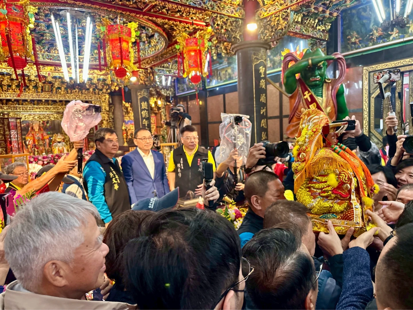 慈惠宮被擠滿信眾可見粉紅超跑魅力。新北市民政局提供