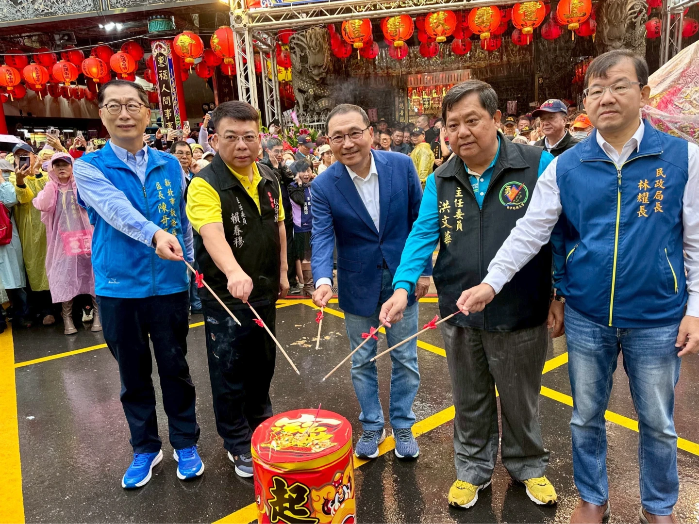 白沙屯媽祖「贊境祈安賜福」第三日！信眾擠滿板橋慈惠宮　侯友宜點燃起馬炮