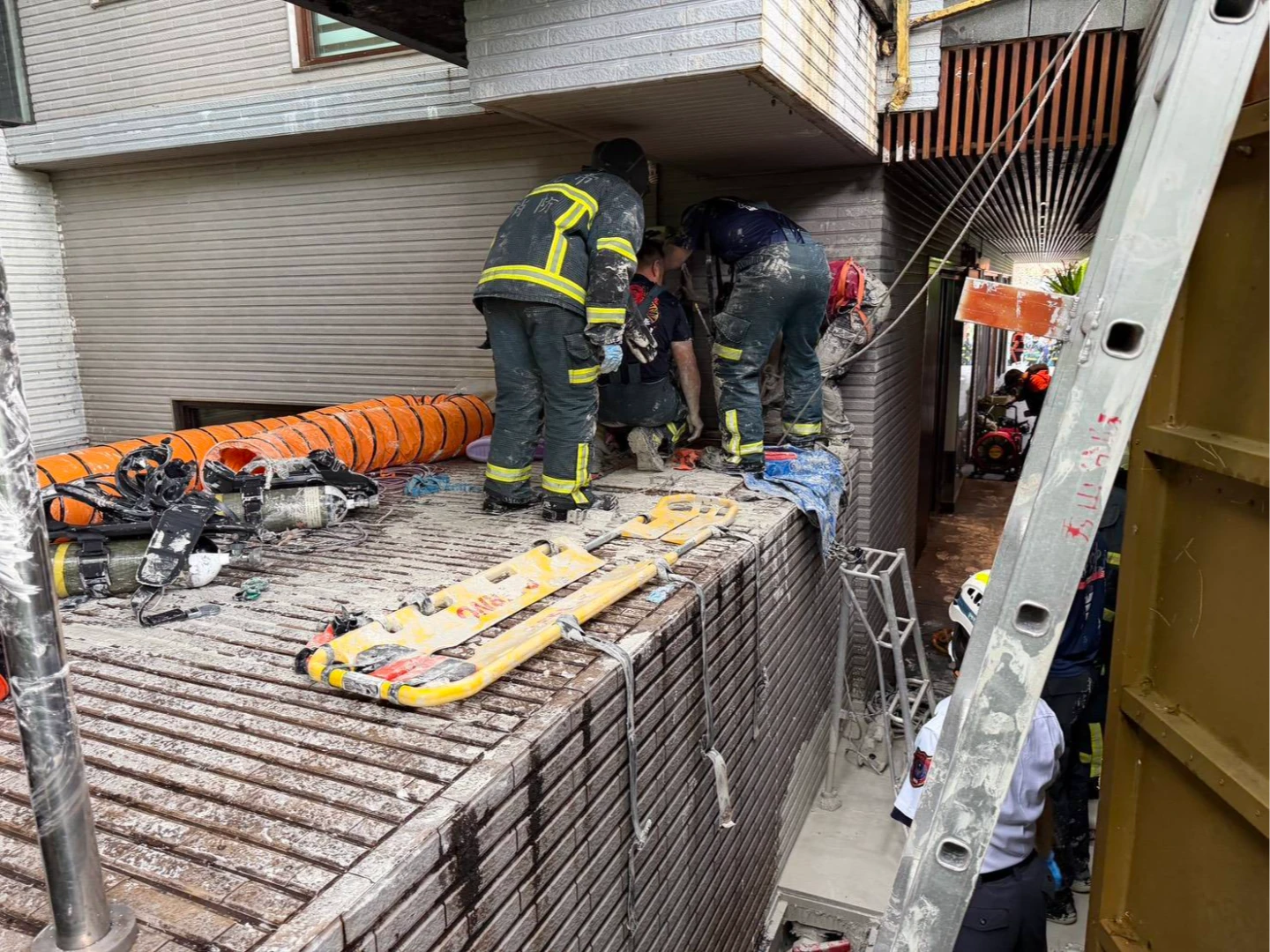 北投溫泉池硫化氫濃度超標達85ppm,兩工人昏倒池中送醫命危。翻攝畫面