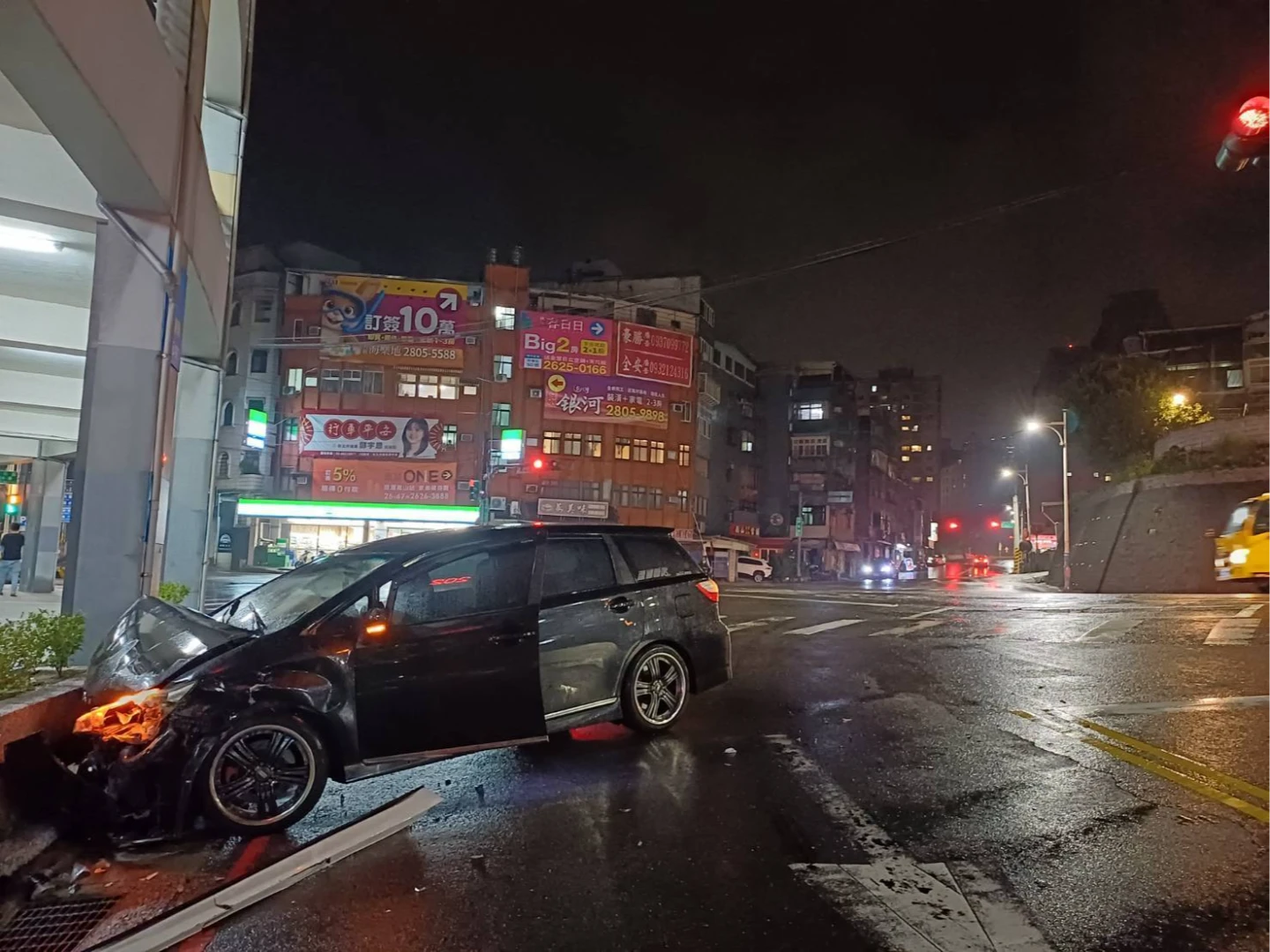 黑色轎車衝撞路旁花檯止停。翻攝畫面