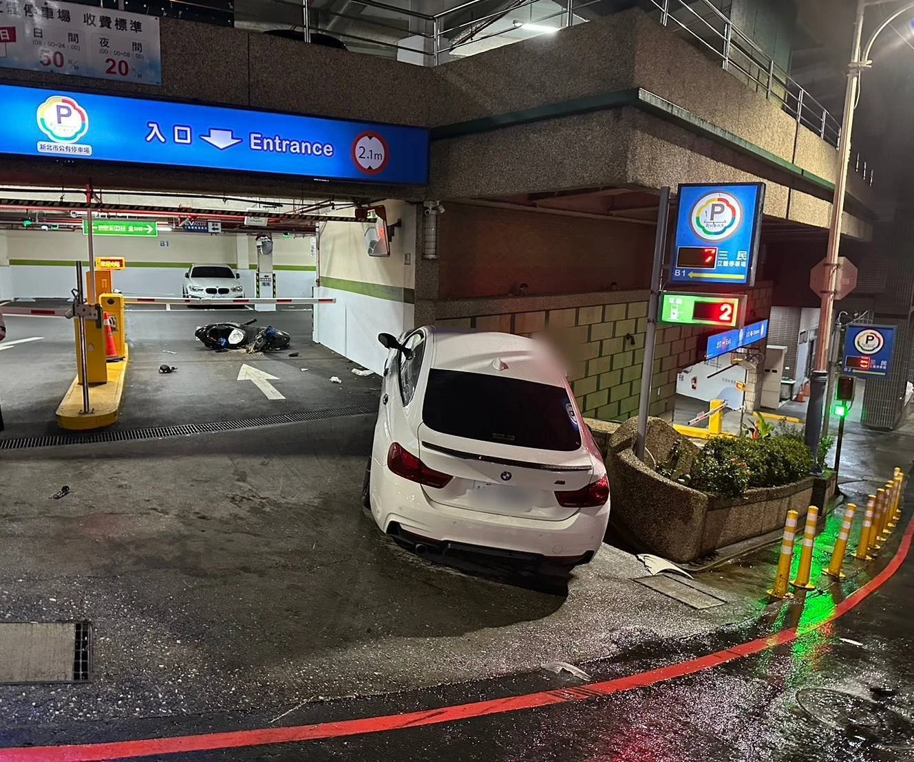 有片｜疑未禮讓直行車先行！BMW轉彎撞直行轎車　波及等紅燈女騎士送醫命危