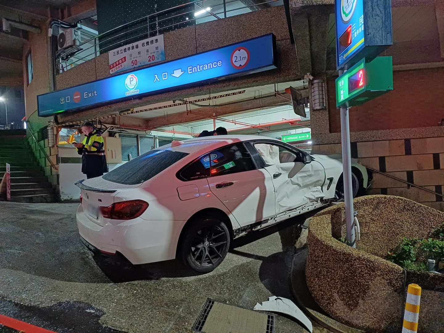 BMW人車一度卡在車道口。翻攝畫面