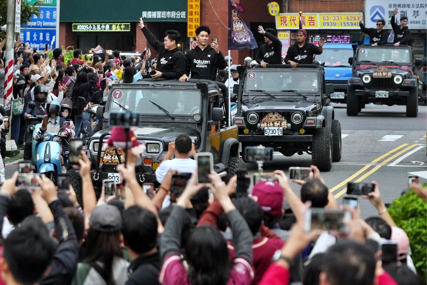 圖輯｜桃猿睽違6年奪冠！封王遊行嗨翻桃園街頭　數萬球迷夾道歡迎
