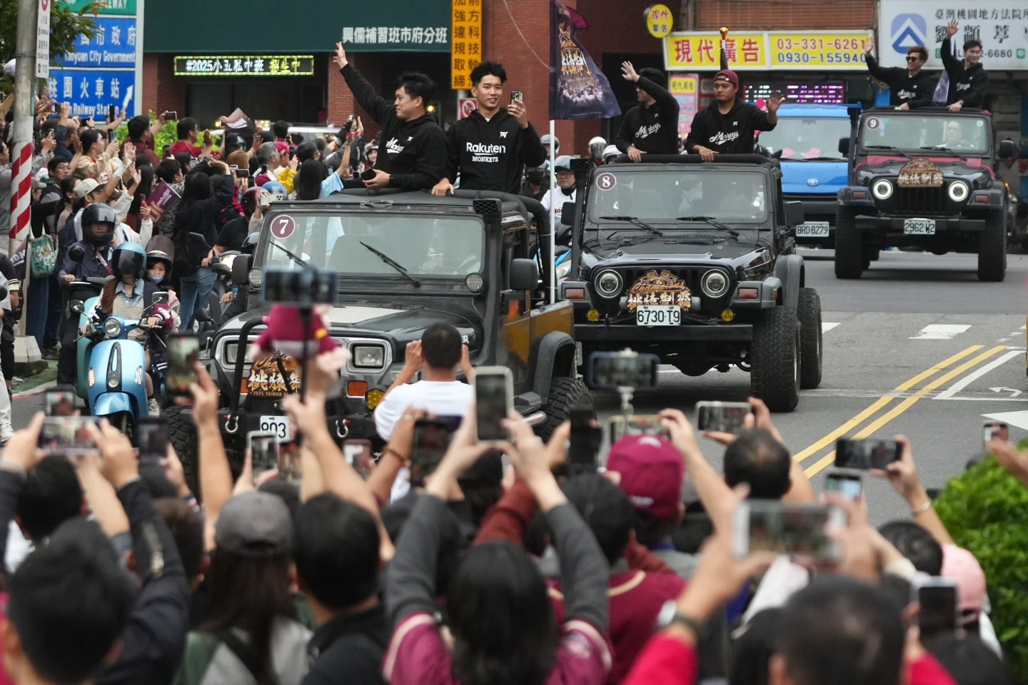 圖輯｜桃猿睽違6年奪冠2日辦封王遊行嗨翻桃園街頭　數萬球迷夾道歡迎