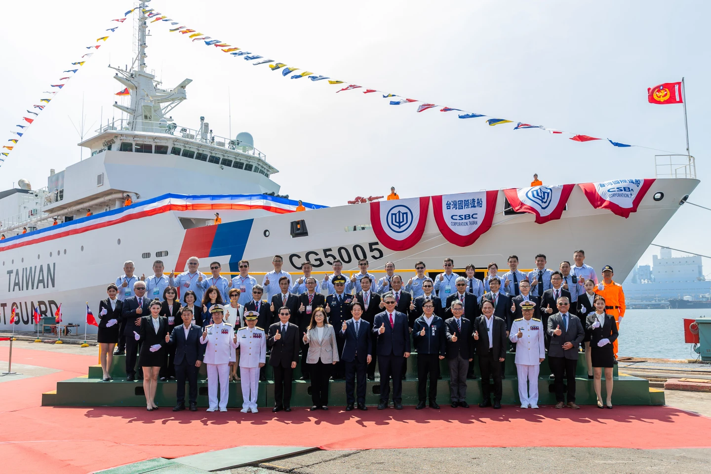 總統與官兵合影。海巡署提供