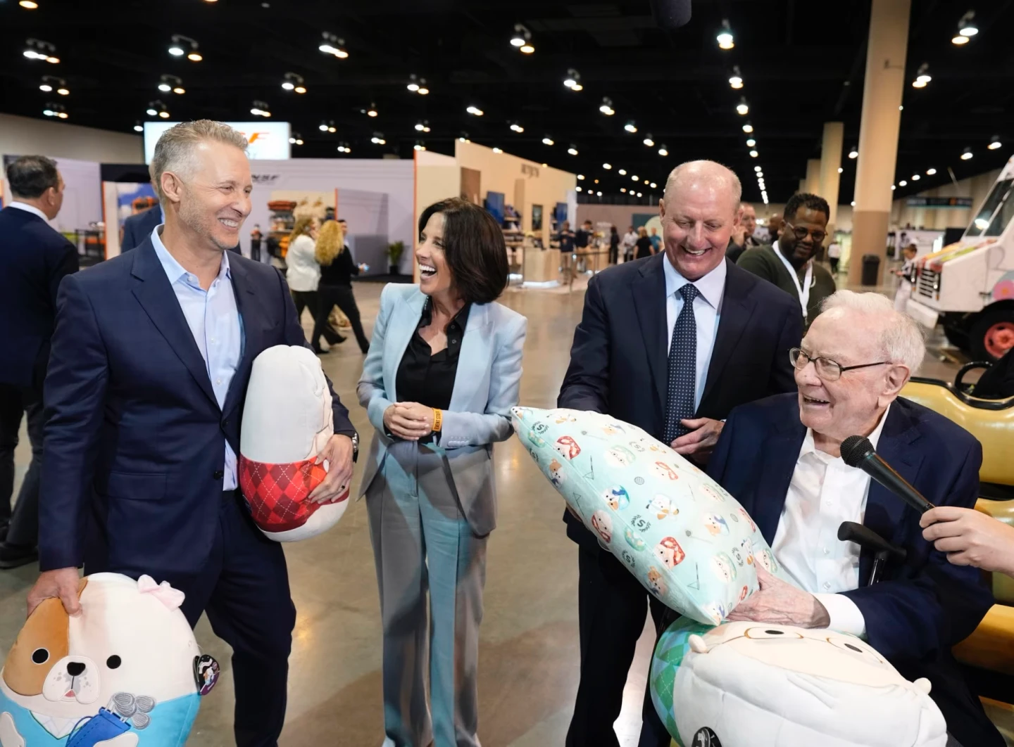 巴菲特再2月卸任60年CEO　連12季淨賣出股票！上季狂拋逾3800億