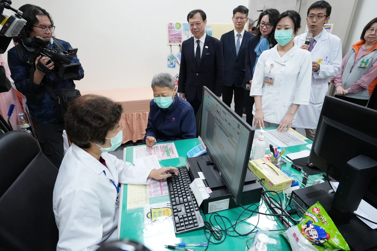 石崇良(後左2)指出,依檢傷分類資料,大醫院急診病人高達8成非重症。葉志明攝