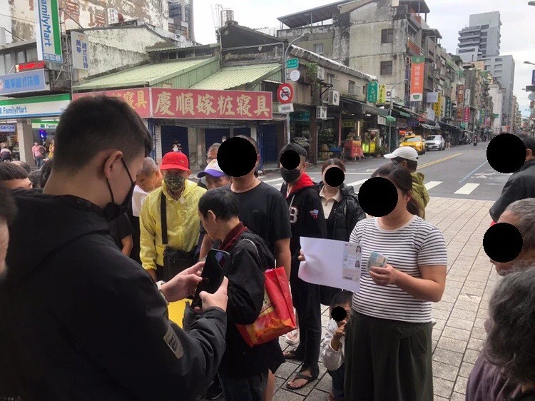給印雙證件可領1000元！龍山寺外擺攤遭疑買賣個資　警方通知到案說明