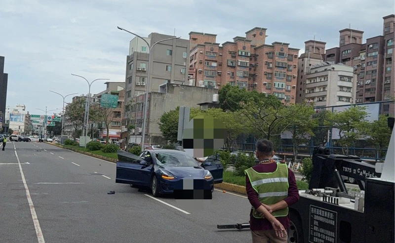 夫妻勾手過馬路！被特斯拉撞飛雙亡「現場血跡斑斑」　駕駛酒測值0.87