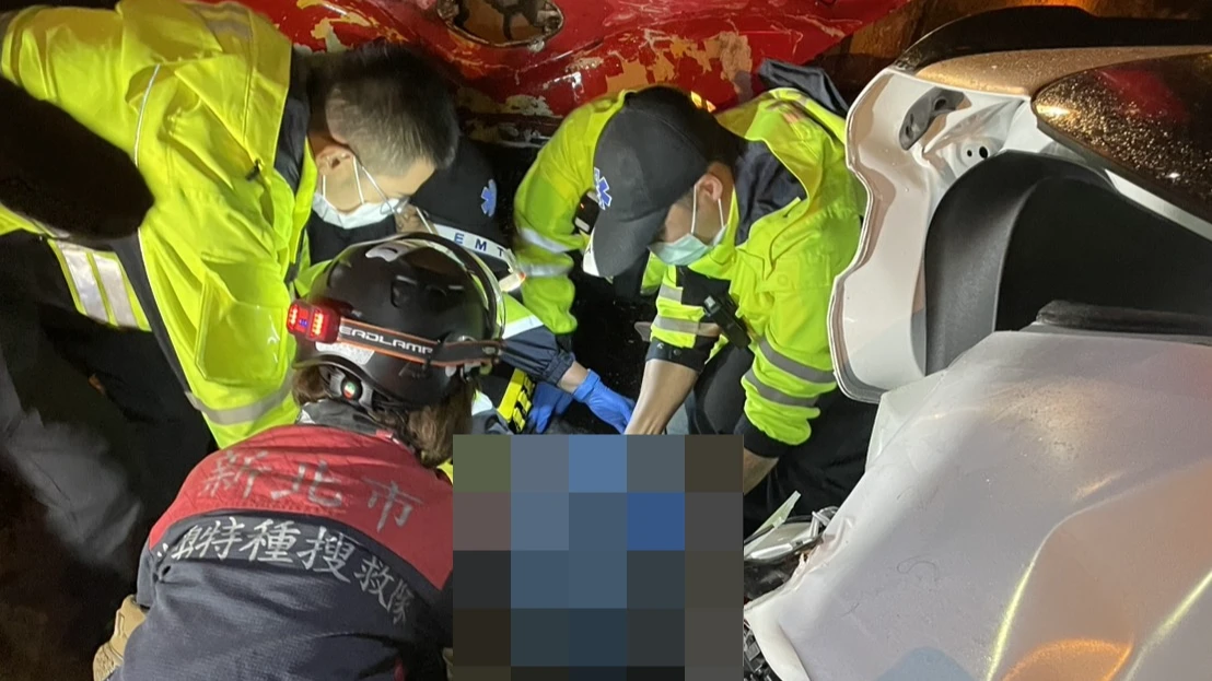 五楊高架4車連環撞！女駕駛下車查看　再遭遊覽車衝撞卡車底亡