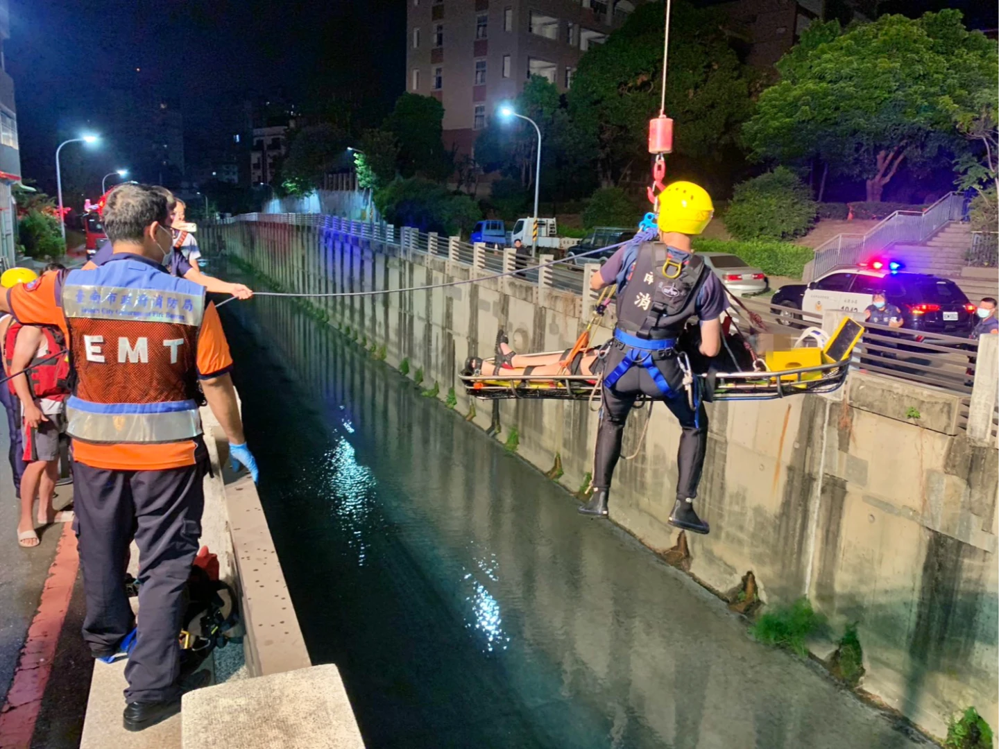 獨家｜警消夜會女網友出事了！她下車墜河他嚇到不敢打119　結局超展開