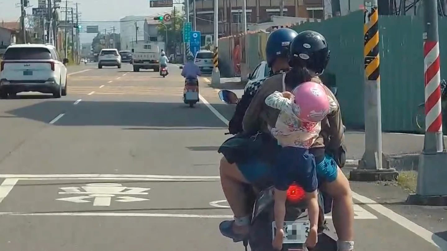 危險三貼！高雄嬤背2歲孫懸空掛車尾　警方、社會局出手了