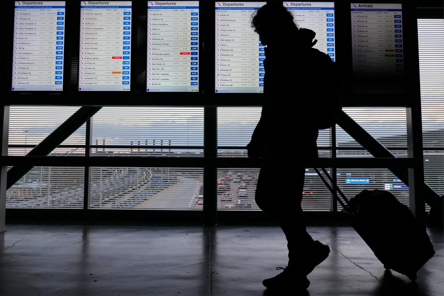 美國政府停擺進入第2個月！航班延誤增3倍　運輸部長：若必要將關領空