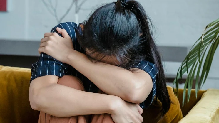 國三女遭男同學摸腰戳腋下！她反戳互告性騷　崩潰轉班求償70萬結果曝