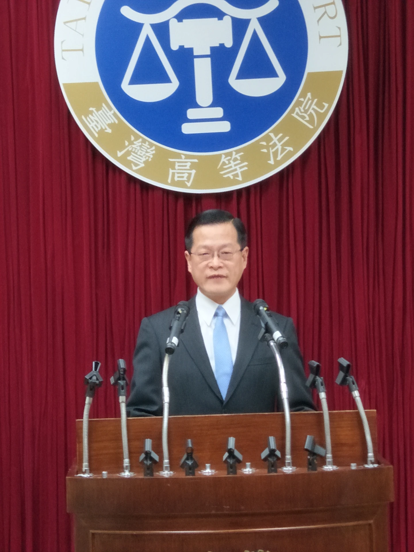 法官周盈文上班腦出血倒地！妻曝最新病況　術後「無法言語」