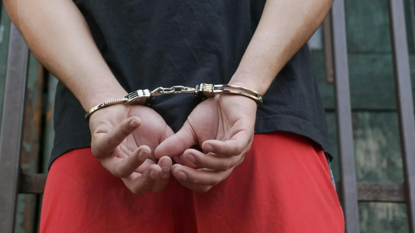 醉男持刀鬧事！遭壓制上銬竟癱軟亡　5警被控過失致死判決出爐