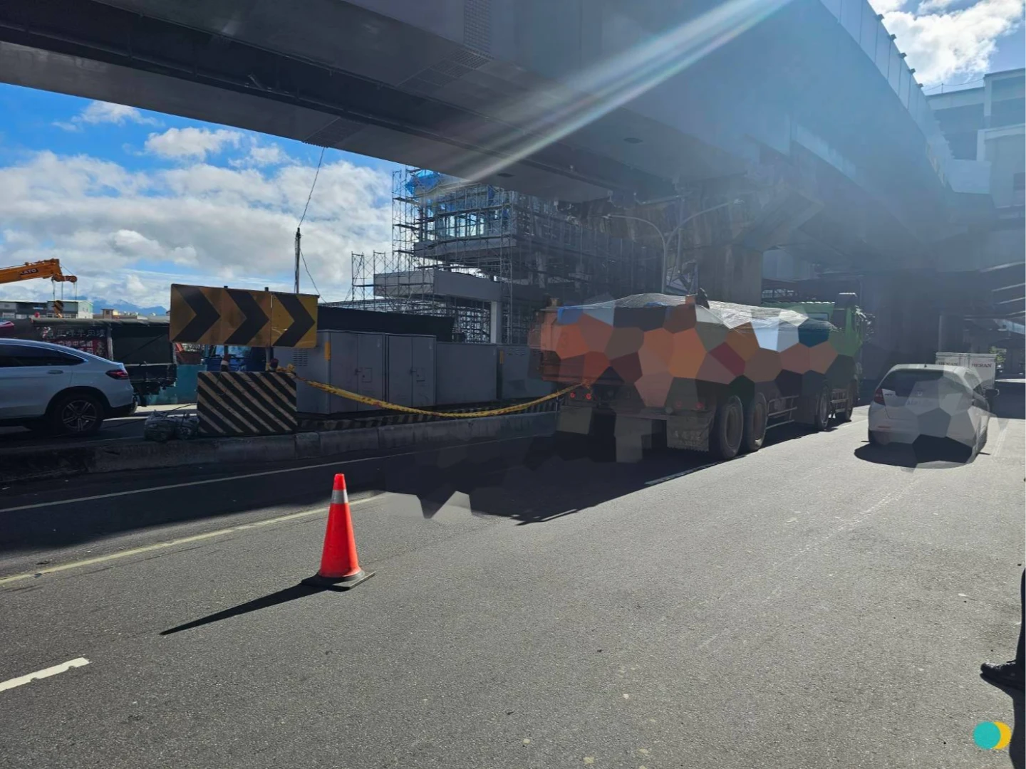 恐怖！行人等過馬路慘遭轉彎曳引車輾斃　疑內輪差死角釀禍　