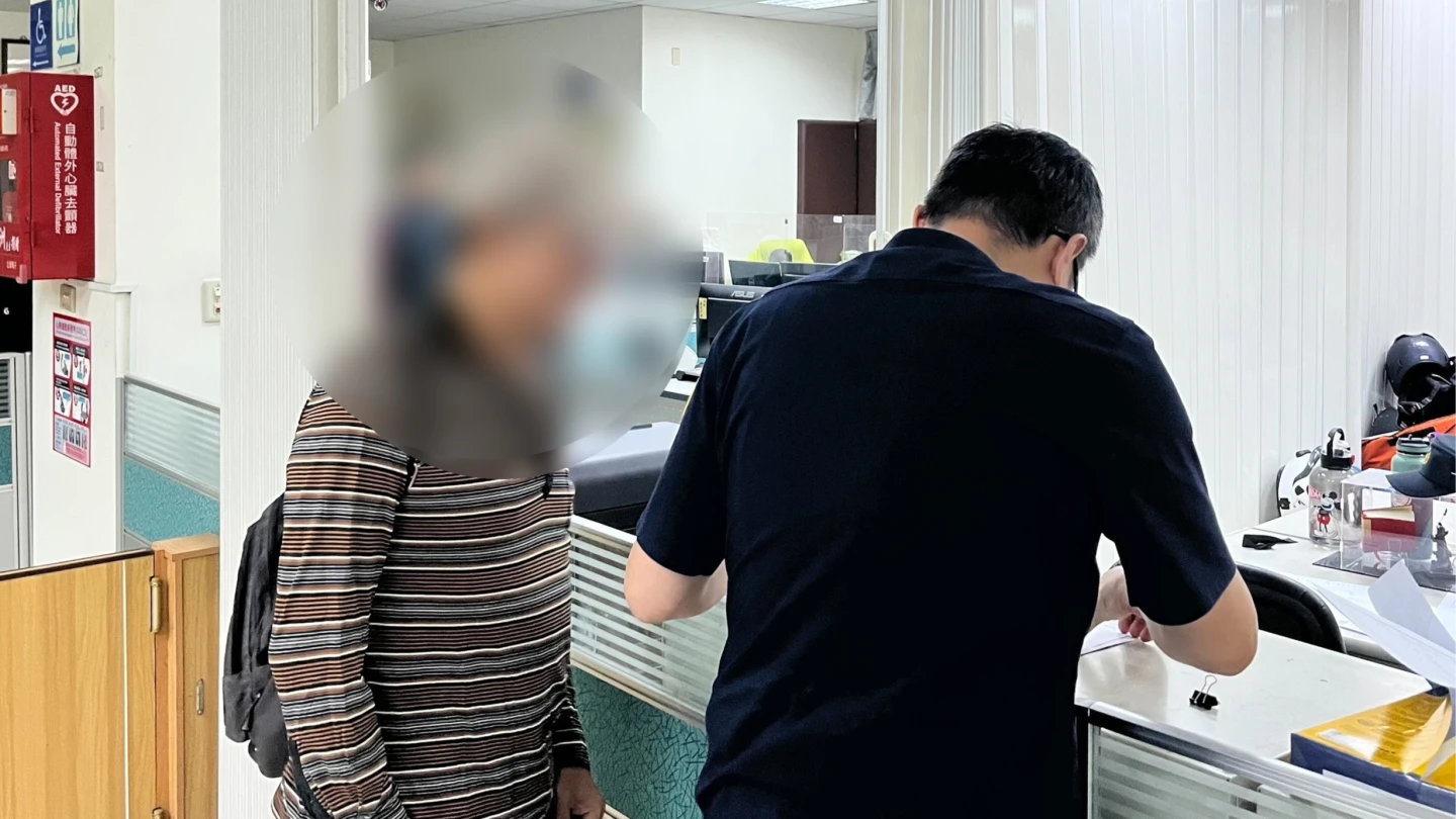 台中男機車停路邊不見了！鷹眼警靠「小黑影」助尋獲　他急送禮物致謝