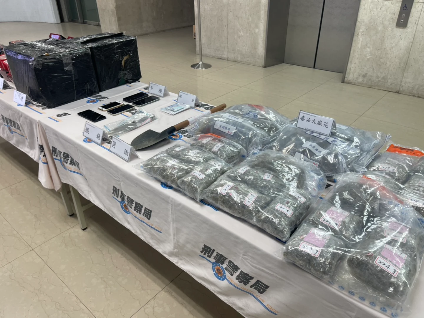 泡麵、汽車模型丟公墓有詭！他深夜開挖取出市價千萬大麻　刑事局揭運毒新手法