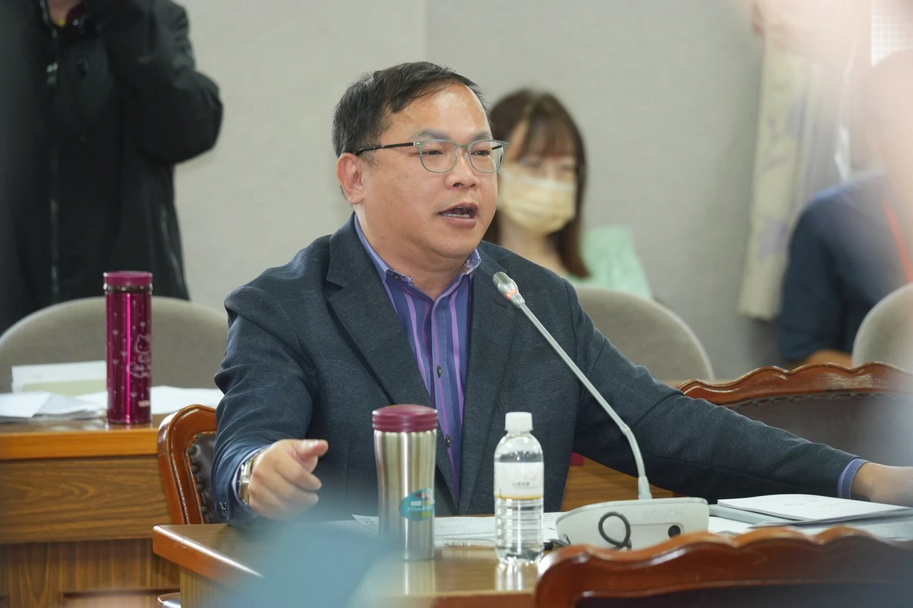 王義川大翻車！今改口沒要告圖利輝達　跳針喊「我是提醒蔣萬安」